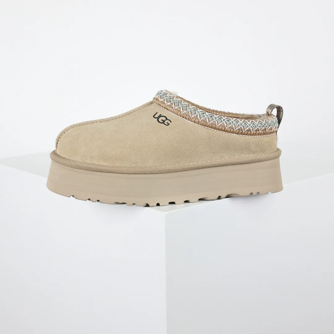 Copy price 💰560 Core recommendation of good price 5cm thick sole, independently developed original outsole, cashmere insole, keeping warm in winter, suitable for home use. In the new year, uug launched a style series, which is partially geared towards the preferences of young consumers. It has also moved to the forefront of fashion trends. Shoe body material, water-repellent coated suede upper, 17 mm UGGPURE™ implanted wool insole, lightweight non-slip and comfortable rubber outsole, with brand LOGO and trademark, with full package Size: 35 36 37 38 39 40 41 42